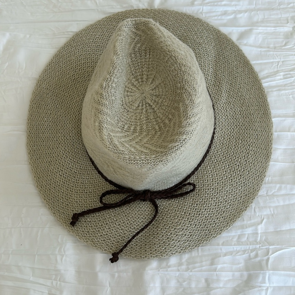 DO EVERYTHING IN LOVE Floppy Hat Soft Neutral Beige Knit Brown Leather Tieβ